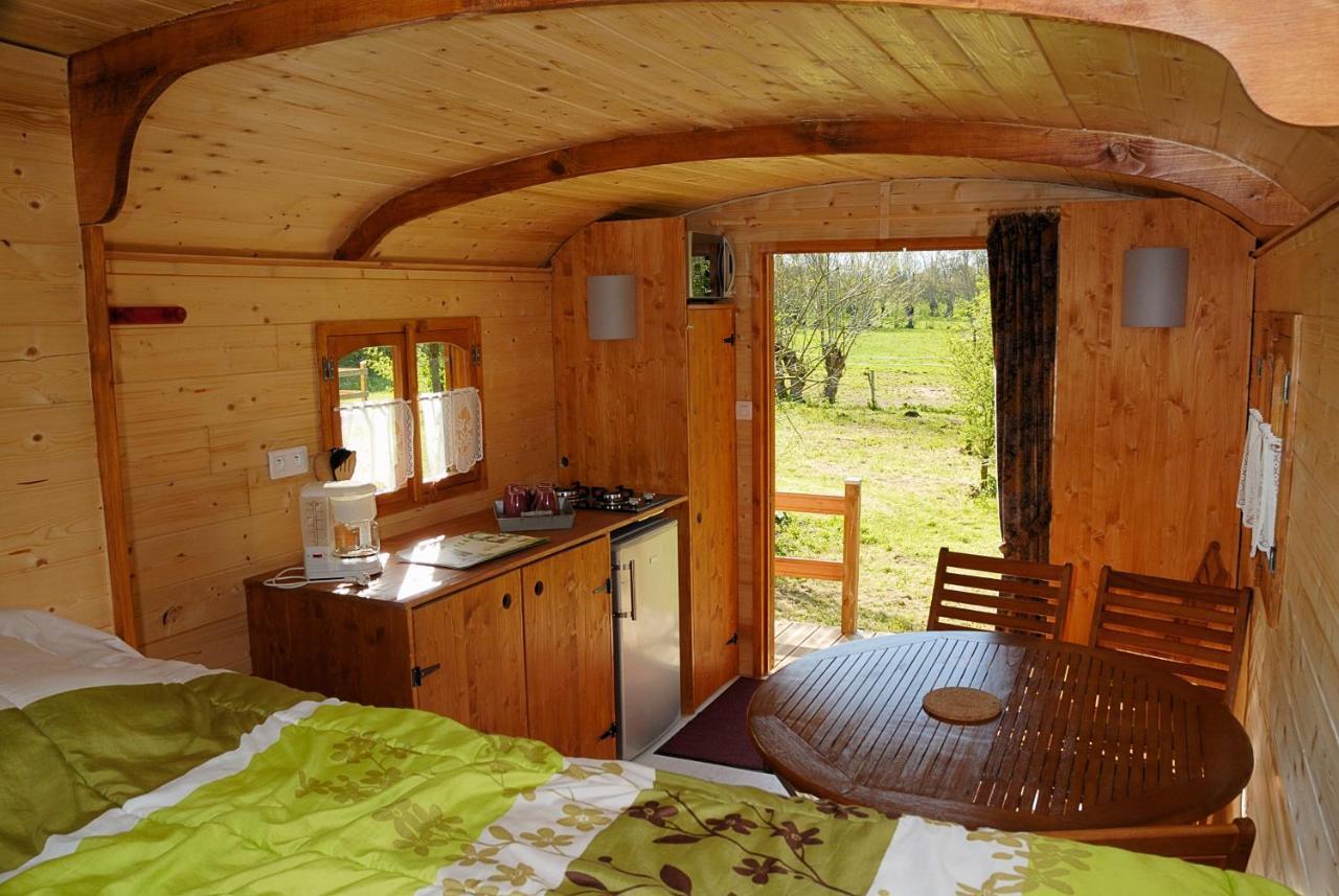 La Ferme Du Marais Poitevin - Roulotte Hotel Benet Ngoại thất bức ảnh